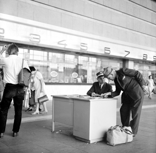 883140 Afbeelding van de informatiestand in de hal van het N.S.-station Rotterdam C.S. te Rotterdam.